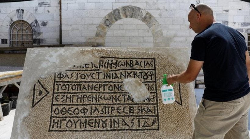 Ισραήλ: Ανακάλυψαν αρχαίο μωσαϊκό με ελληνική επιγραφή 1.500 ετών